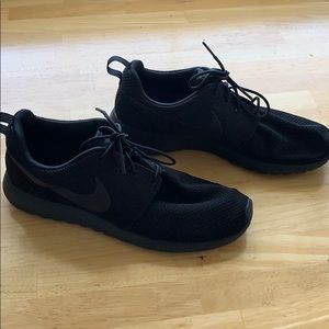 ALL BLACK NIKE ROSHE RUNS